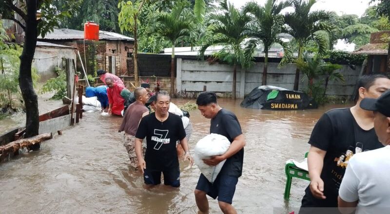 Personel gabungan tangani tembok roboh di Petukangan Utara